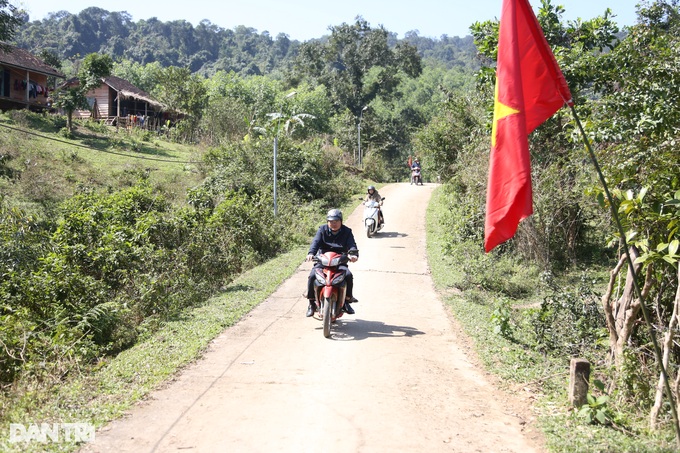 Thầy hiệu trưởng đuổi theo xe khách gần 100km bắt học trò - 3