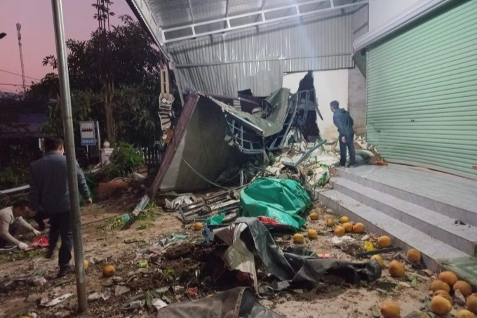 Sơn La: Ô tô tải lao vào nhà dân lúc rạng sáng, 2 người thương vong - 2 Sơn La: Ô tô tải lao vào nhà dân lúc rạng sáng, 2 người thương vong - 2