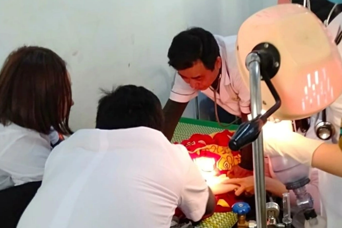 Bé trai trôi 500m trên sông, đã ngừng tim được cứu sống - 1 Bé trai trôi 500m trên sông, đã ngừng tim được cứu sống - 1