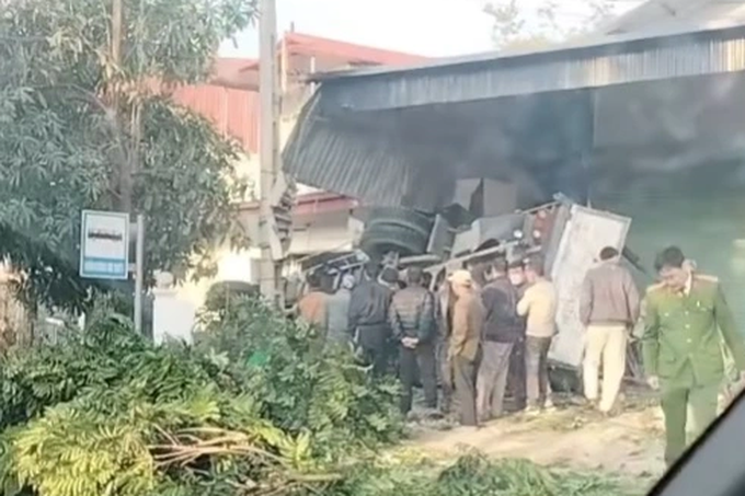 Sơn La: Ô tô tải lao vào nhà dân lúc rạng sáng, 2 người thương vong - 1