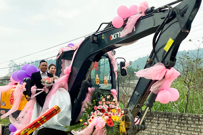 Tranh cãi màn rước dâu bằng... máy múc của cặp đôi ở Nghệ An - 3 Tranh cãi màn rước dâu bằng... máy múc của cặp đôi ở Nghệ An - 3
