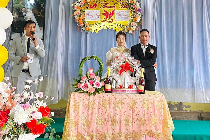Tranh cãi màn rước dâu bằng... máy múc của cặp đôi ở Nghệ An - 4 Tranh cãi màn rước dâu bằng... máy múc của cặp đôi ở Nghệ An - 4