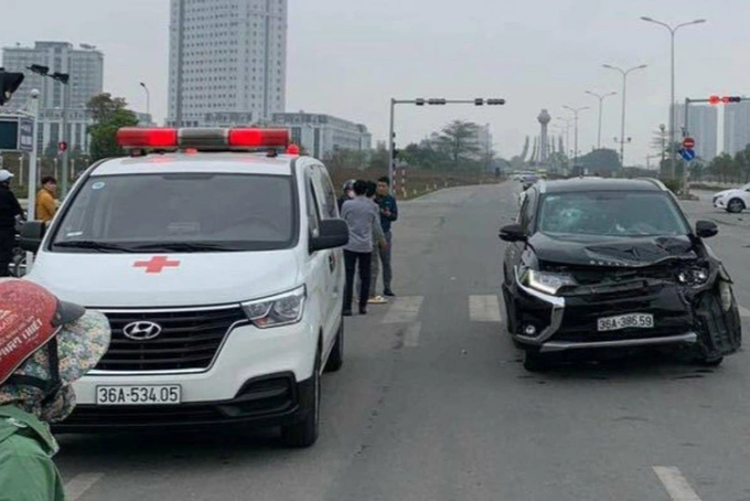 Ô tô phóng như bay qua ngã tư, đâm tử vong người đi xe máy - 2 Ô tô phóng như bay qua ngã tư, đâm tử vong người đi xe máy - 2