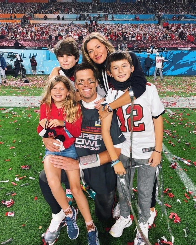 Tom Brady ly hôn để theo đuổi sự nghiệp, rồi bỏ sự nghiệp sau ly hôn - 2 Tom Brady ly hôn để theo đuổi sự nghiệp, rồi bỏ sự nghiệp sau ly hôn - 2