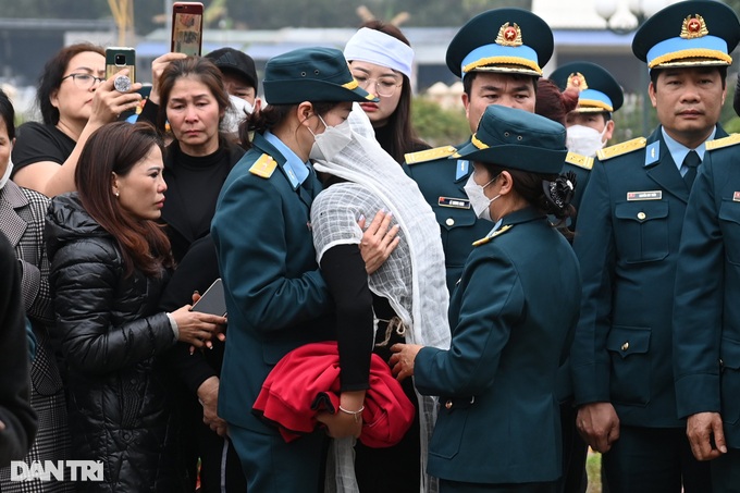 Tiễn biệt phi công Su-22 hy sinh: Bố mất rồi, sao thành gia đình được mẹ - 5 Tiễn biệt phi công Su-22 hy sinh: Bố mất rồi, sao thành gia đình được mẹ - 5
