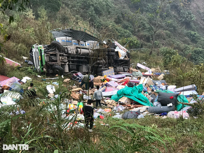 Xe tải mất phanh lao xuống vực sâu ở Hà Giang, 4 người bị thương - 1