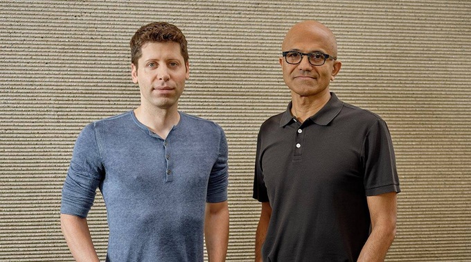 Sam Altman chụp ảnh cùng Satya Nadella (phải) - CEO của Microsoft, một trong những nhà đầu tư lớn nhất hiện nay vào OpenAI (Ảnh: Getty).