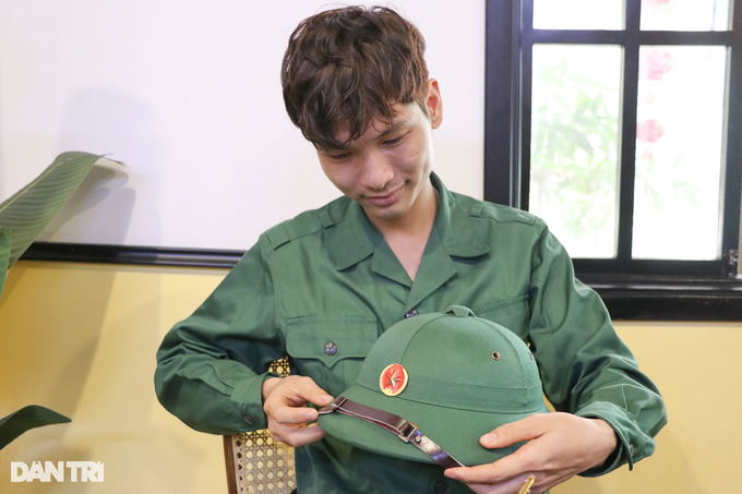 Chàng trai trẻ mang tiền về cho mẹ sau 2 năm đi nghĩa vụ quân sự - 2 Chàng trai trẻ mang tiền về cho mẹ sau 2 năm đi nghĩa vụ quân sự - 2