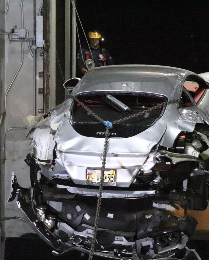Sự cố hy hữu siêu xe Ferrari Roma rơi vào thang máy tại đại lý - 3