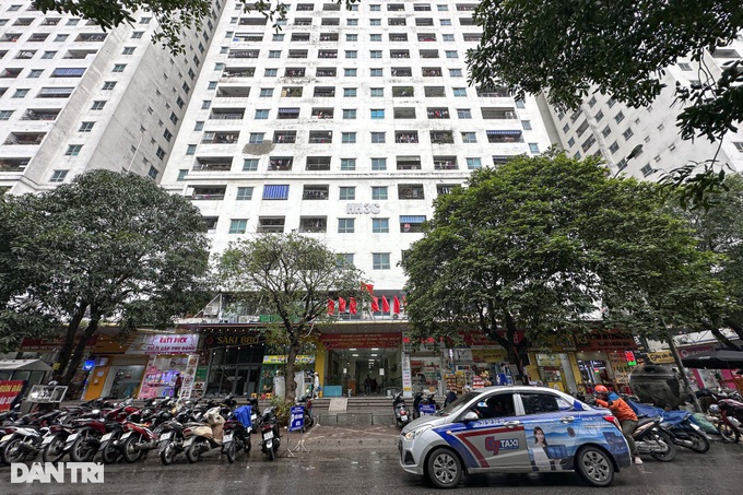 Thang máy hỏng sau vụ cháy, dân chung cư khổ sở leo bộ hàng chục tầng - 1 Thang máy hỏng sau vụ cháy, dân chung cư khổ sở leo bộ hàng chục tầng - 1