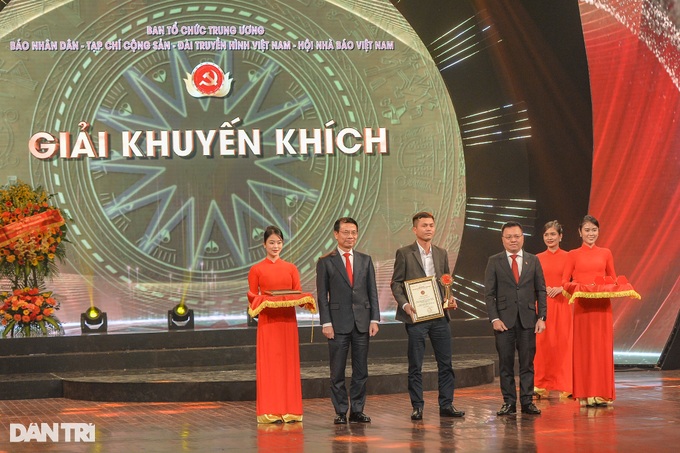74 tác phẩm được trao Giải Búa liềm vàng lần thứ VII - 2 74 tác phẩm được trao Giải Búa liềm vàng lần thứ VII - 2
