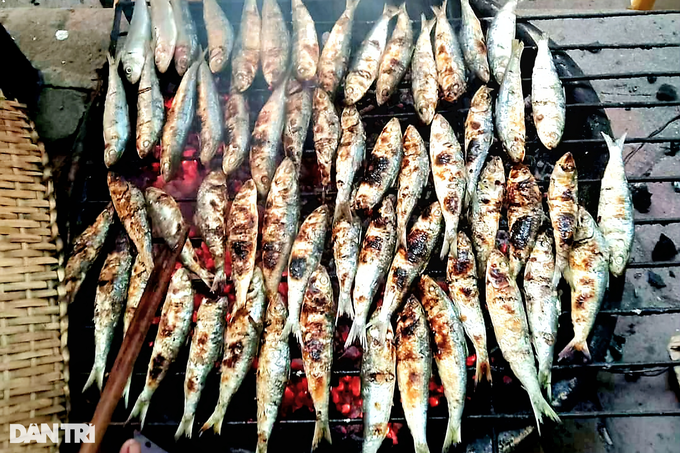 Grilling fish at the foot of the sacred temple in Nghe country - 3