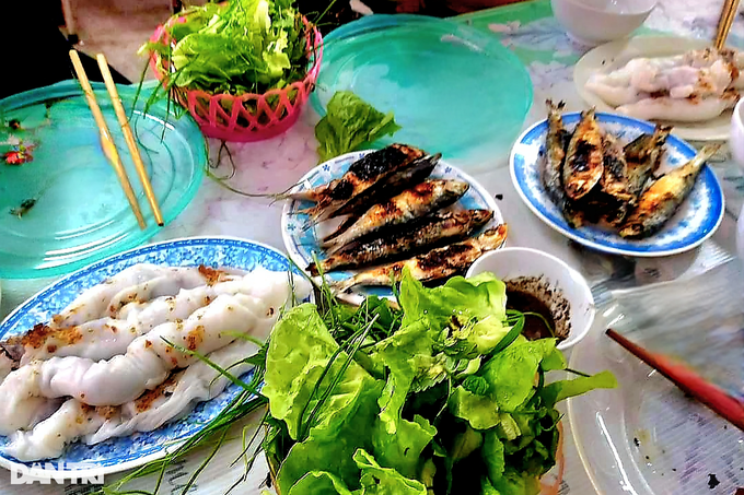 Grilling fish at the foot of the sacred temple in Nghe - 6