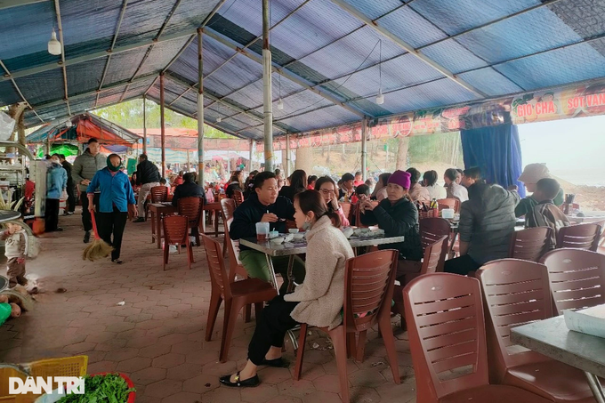 Grilling fish at the foot of the sacred temple in Nghe country - 7