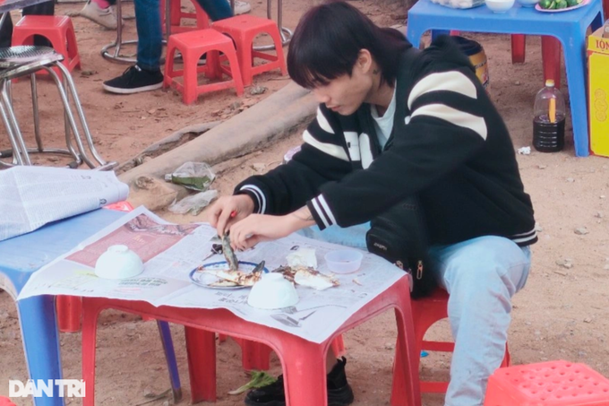 Grilling fish at the foot of the sacred temple in Nghe - 5