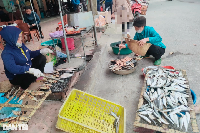 Grilling fish at the foot of the sacred temple in Nghe country - 1