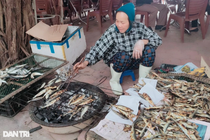 Grilling fish at the foot of a sacred temple in Nghe An - 4