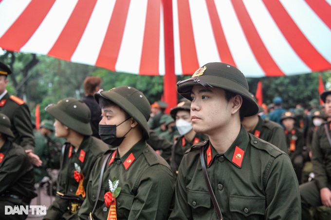 Xúc động cảnh bố dặn dò con, vợ chia tay chồng lên đường nhập ngũ - 3 Xúc động cảnh bố dặn dò con, vợ chia tay chồng lên đường nhập ngũ - 3
