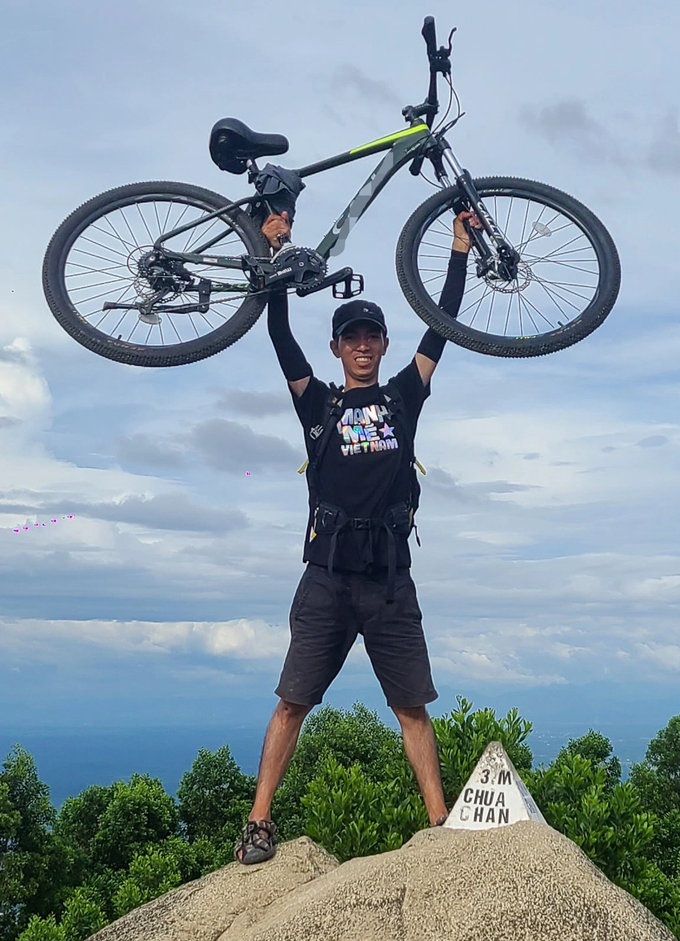 Chàng trai chở thùng rác đi phượt xuyên Việt muốn đạp xe khắp các châu lục - 1
