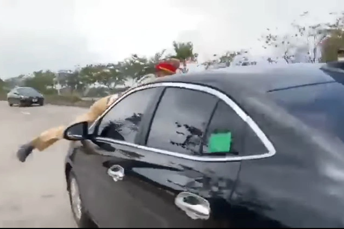 Vĩnh Phúc: Tạm giữ tài xế ô tô hất CSGT lên nắp capo - 1 Vĩnh Phúc: Tạm giữ tài xế ô tô hất CSGT lên nắp capo - 1