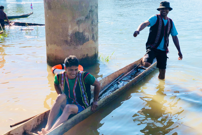 Độc đáo hội đua thuyền độc mộc trên dòng sông chảy ngược - 3 Độc đáo hội đua thuyền độc mộc trên dòng sông chảy ngược - 3