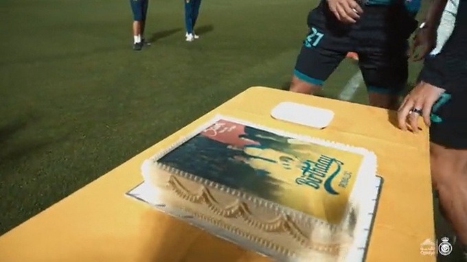 Al Nassr tổ chức sinh nhật cho Cristiano Ronaldo ngay trên sân tập - 1