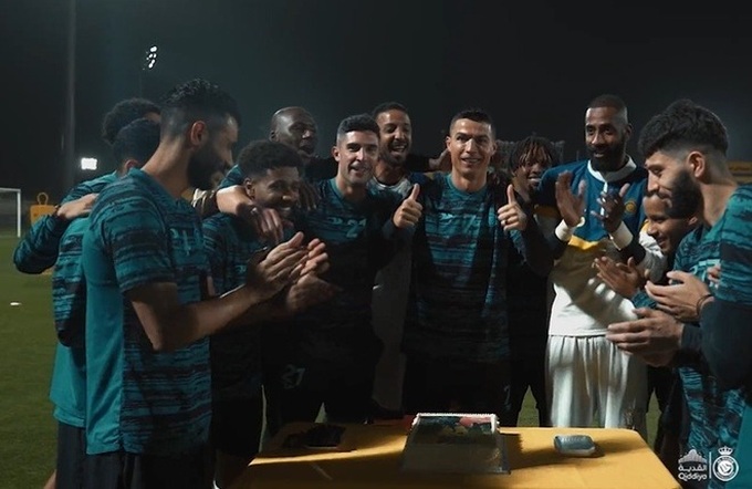 Al Nassr tổ chức sinh nhật cho Cristiano Ronaldo ngay trên sân tập - 2 Al Nassr tổ chức sinh nhật cho Cristiano Ronaldo ngay trên sân tập - 2