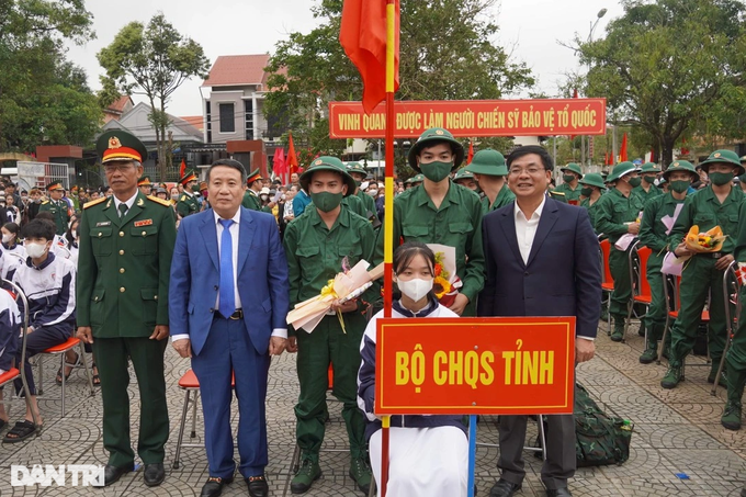 Thiếu nữ Vân Kiều xinh đẹp, gác lại nghề dược sỹ lên đường nhập ngũ - 5 Thiếu nữ Vân Kiều xinh đẹp, gác lại nghề dược sỹ lên đường nhập ngũ - 5