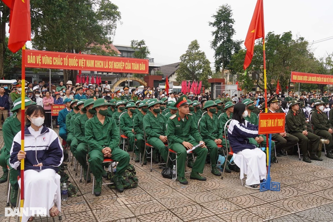 Thiếu nữ Vân Kiều xinh đẹp, gác lại nghề dược sỹ lên đường nhập ngũ - 4 Thiếu nữ Vân Kiều xinh đẹp, gác lại nghề dược sỹ lên đường nhập ngũ - 4
