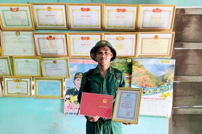 Nữ sinh bảo lưu kết quả đại học, tình nguyện lên đường nhập ngũ - 2 Nữ sinh bảo lưu kết quả đại học, tình nguyện lên đường nhập ngũ - 2
