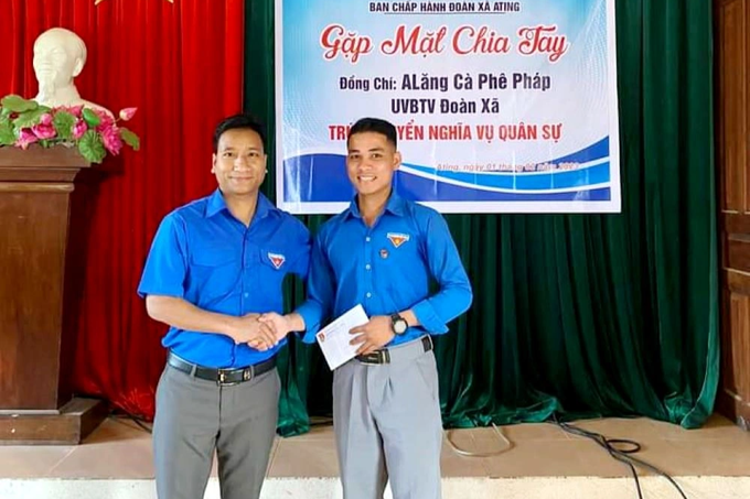 Nữ sinh bảo lưu kết quả đại học, tình nguyện lên đường nhập ngũ - 3 Nữ sinh bảo lưu kết quả đại học, tình nguyện lên đường nhập ngũ - 3