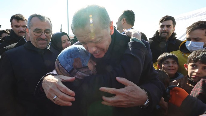Tổng thống Thổ Nhĩ Kỳ đến vùng tâm chấn động đất - 1