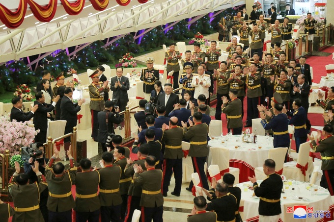 Con gái ông Kim Jong-un dự tiệc cùng tướng lĩnh Triều Tiên - 6