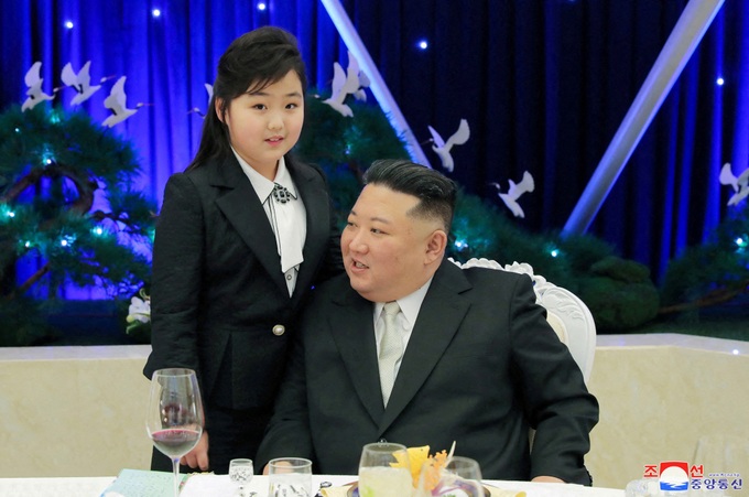 Con gái ông Kim Jong-un dự tiệc cùng tướng lĩnh Triều Tiên - 5