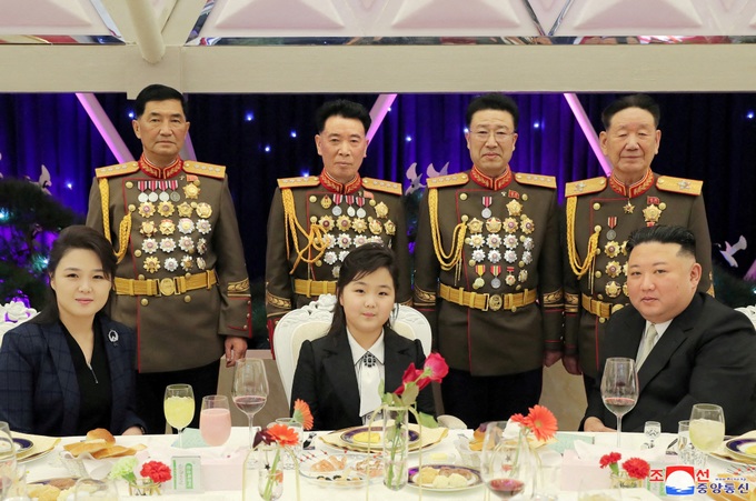 Con gái ông Kim Jong-un dự tiệc cùng tướng lĩnh Triều Tiên - 7