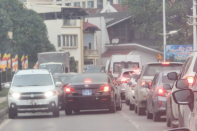 Triệu tập tài xế xe biển xanh bon chen trên phố Hà Nội - 1 Triệu tập tài xế xe biển xanh bon chen trên phố Hà Nội - 1