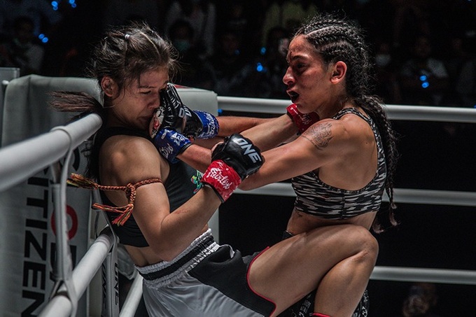 Bị đối thủ áp đảo, nữ võ sĩ vẫn thắng knock-out ngoạn mục - 2 Bị đối thủ áp đảo, nữ võ sĩ vẫn thắng knock-out ngoạn mục - 2
