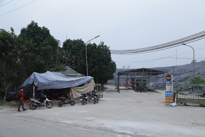 Hà Nội: Người dân dựng lều bạt, ngăn vận chuyển rác thải vào bãi Xuân Sơn - 1 Hà Nội: Người dân dựng lều bạt, ngăn vận chuyển rác thải vào bãi Xuân Sơn - 1