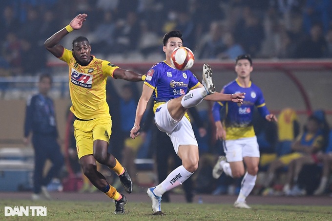 HLV Thanh Hóa: Không ở đâu sân xấu và khốc liệt như V-League - 1