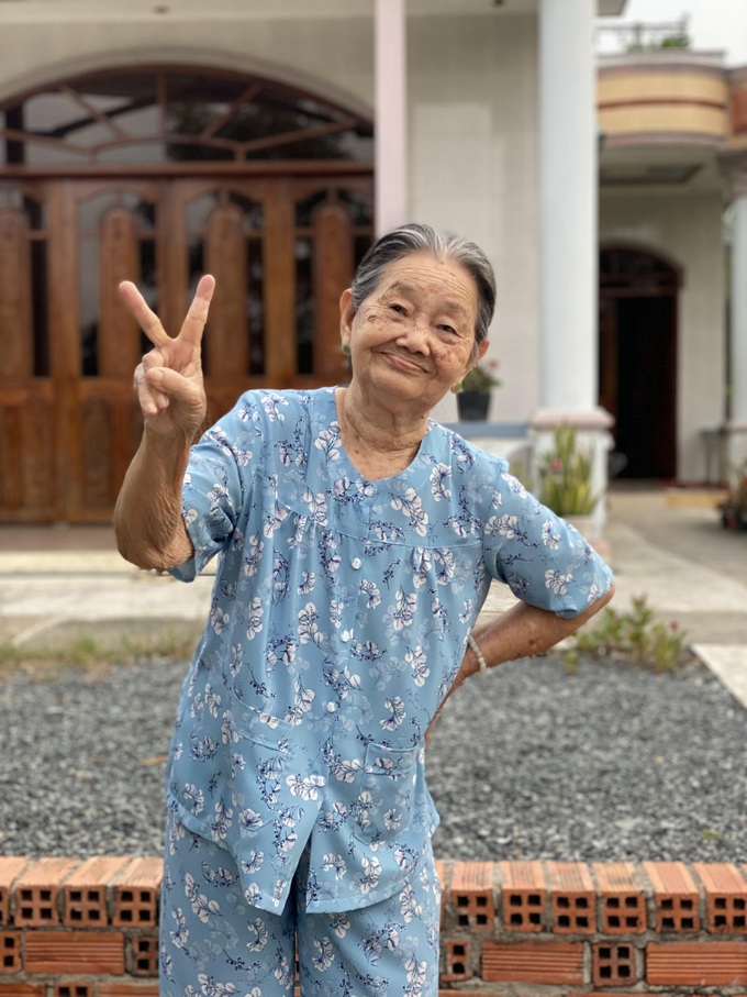 Continuously explosions orders to ask 87-year-old grandmother to be a photo model for online sales - 2