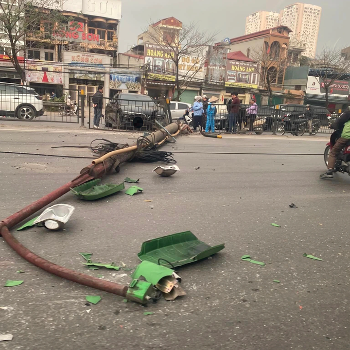 Ô tô tông đổ cột đèn trên phố Hà Nội - 1 Ô tô tông đổ cột đèn trên phố Hà Nội - 1