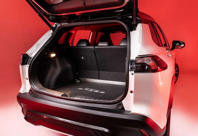 2023 Corolla Cross 1.8 GR Sport ra mắt: Xe Toyota nhiều khác biệt - 8