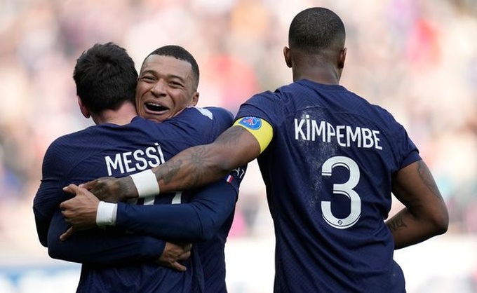 Hành động của Mbappe với Messi khiến cổ động viên phát sốt - 1