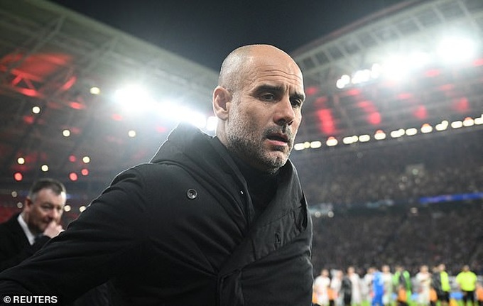 HLV Pep Guardiola nổi cơn tam bành ngay trên sân - 2