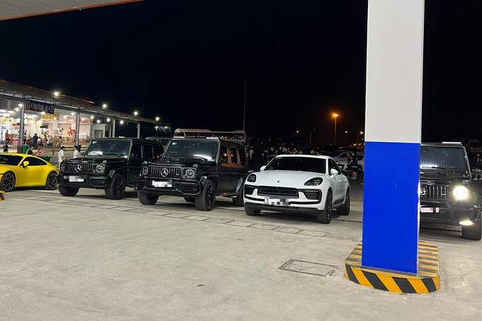 Cảnh sát chặn đoàn siêu xe trên cao tốc, phát hiện hàng loạt lỗi vi phạm - 3 Cảnh sát chặn đoàn siêu xe trên cao tốc, phát hiện hàng loạt lỗi vi phạm - 3