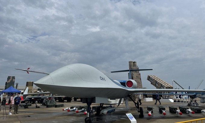 Báo Mỹ: Trung Quốc cân nhắc chuyển pháo, UAV cho Nga
