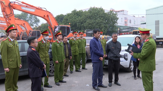 6 người tại trung tâm đăng kiểm ở Hà Nội bị khởi tố vì nhận tiền bôi trơn - 1