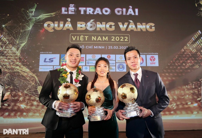 Văn Quyết giành Quả bóng vàng Việt Nam 2022 | Báo Dân trí