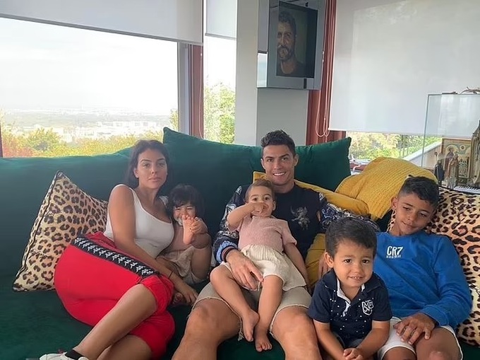 Cristiano Ronaldo: Từ cậu bé quét rác và xin đồ ăn tới danh thủ tỷ phú - 7