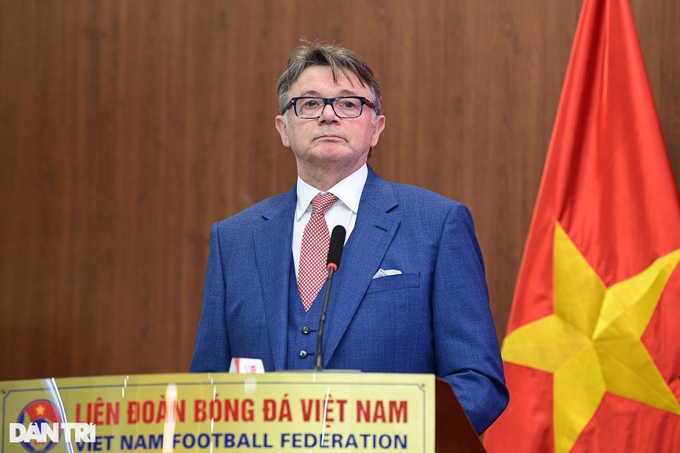 HLV Troussier: Vé dự World Cup 2026 không xa vời với bóng đá Việt Nam - 3